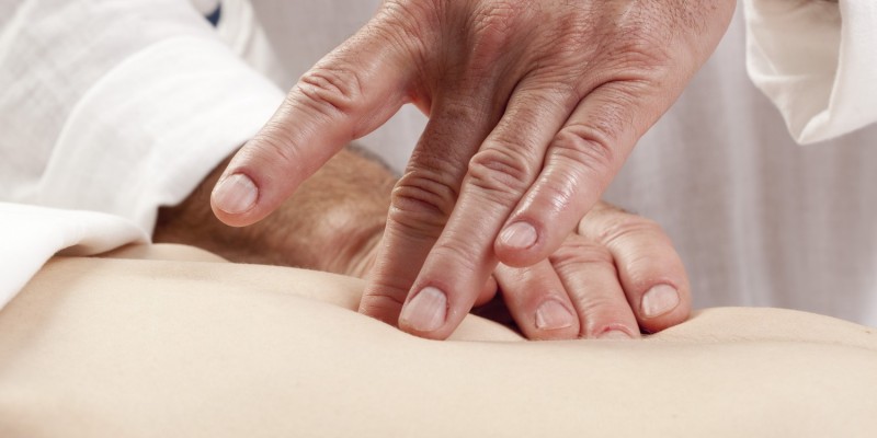 Bauchmassage einer Patientin