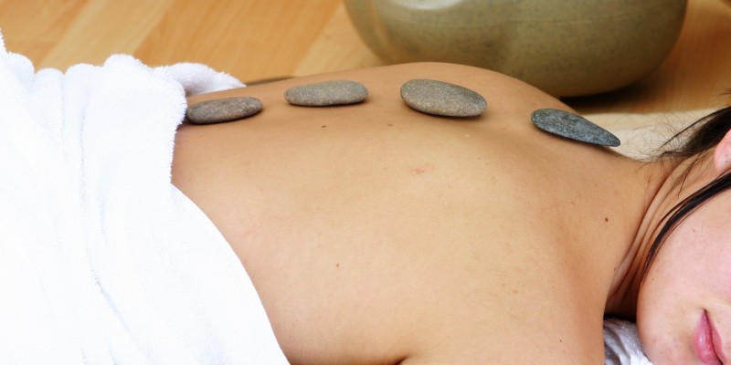 Massage mit heißen Steinen